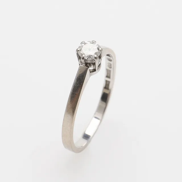 SOLITÄRRING MED DIAMANT.