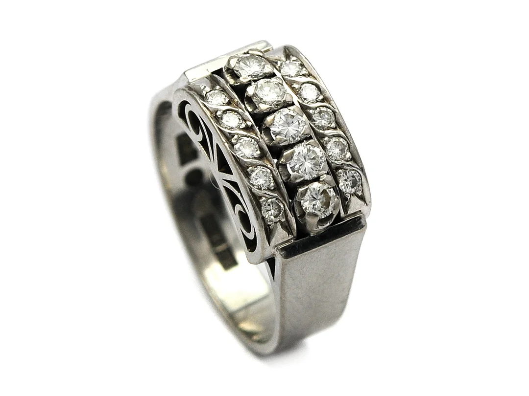 RING, 18K vitguld, 15 briljantslipade diamanter 0,40 ctv enligt gravyr, ca TW-W/VS, Hellström & Åhrling Stockholm 1969, stl 17 mm, vikt 6,6 g, en liten diamant skadad. — Smycken/Ring — Kaplans