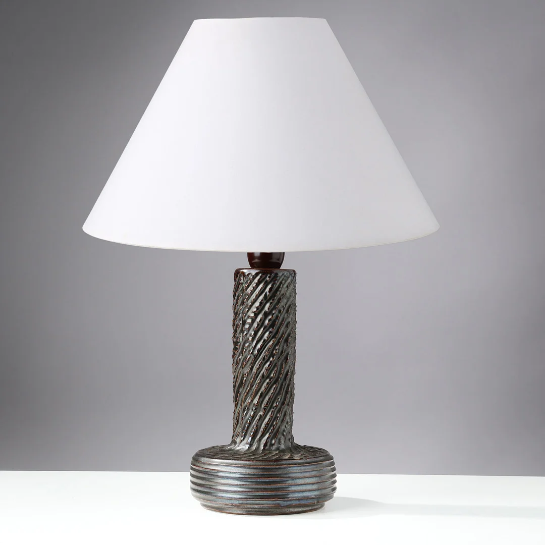 Bordlampe af glaseret keramik, dansk formgiver, signeret, Danmark, 1900-tallet. — Table Lamps — Palsgaard Kunstauktioner