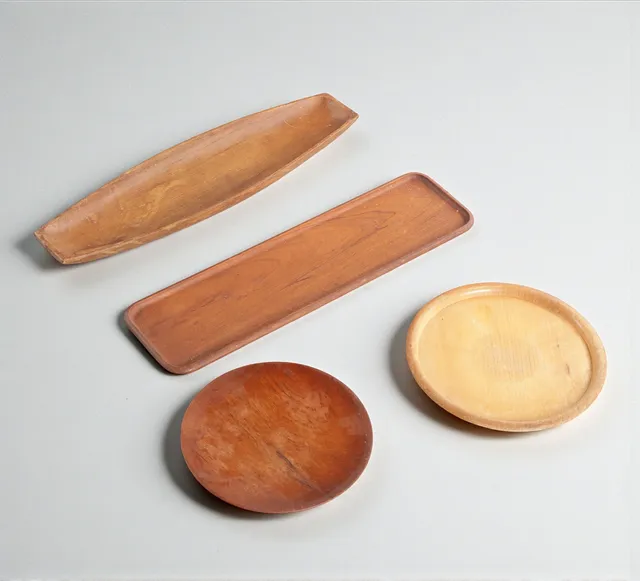 KAY BOJESEN M.FL. Samling serveringsbakker af hhv. teak, palisander og ask. Danmark, 1950-60'erne (4).