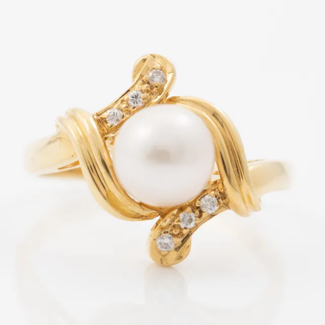 Ring 18K guld med odlad pärla och små briljantslipade diamanter.