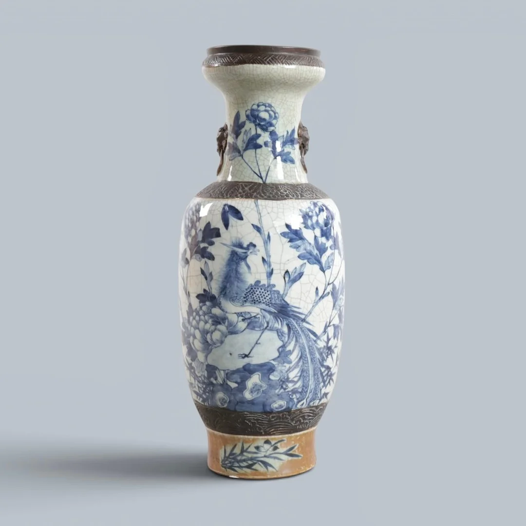 Kinesisk vase med krakelé glasur, dekoreret i blåt og brunt. Signeret i bunden. Kina, 19. årh. — Ceramics & Porcelain — Woxholt Auktioner