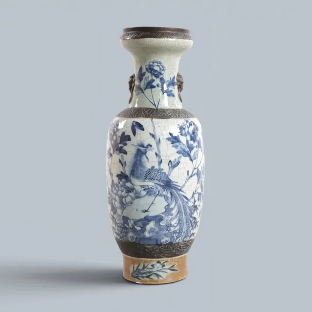 Kinesisk vase med krakelé glasur, dekoreret i blåt og brunt. Signeret i bunden. Kina, 19. årh.