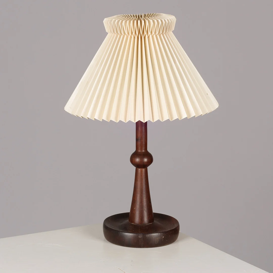 Dansk design Bordlampe af palisander med Le klint skærm. Danmark. — Table Lamps — Palsgaard Kunstauktioner
