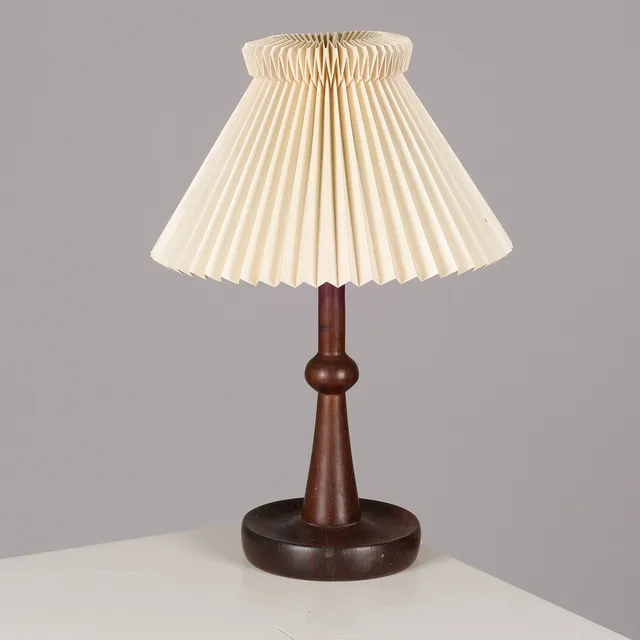 Dansk design Bordlampe af palisander med Le klint skærm. Danmark.