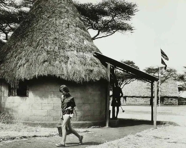 SVEN GILLSÄTER (1921-2001). Fotografi, Flicka i afrikansk by, 1900-talets mitt.