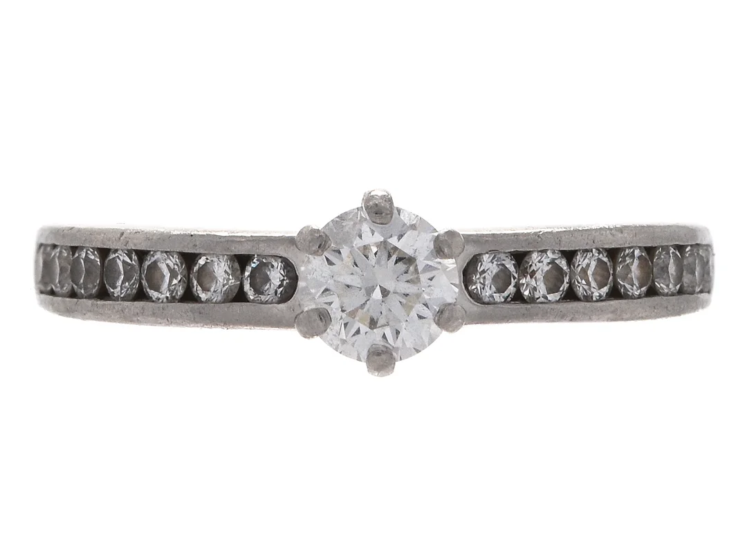 TIFFANY & CO, ring, platina, briljantslipad diamant 0,31 ct TW(F)/VS2, 14 briljantslipade diamanter ca 0,28 ctv, stl 15,75 mm, vikt 4,4 g, certifikat från Tiffany & Co, originaletui. — Smycken/Ring — Kaplans