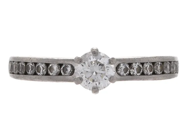 TIFFANY & CO, ring, platina, briljantslipad diamant 0,31 ct TW(F)/VS2, 14 briljantslipade diamanter ca 0,28 ctv, stl 15,75 mm, vikt 4,4 g, certifikat från Tiffany & Co, originaletui.