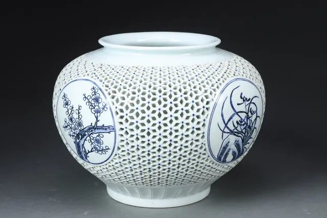 Japan. Buttet vase af porcelæn, 1900-tallet