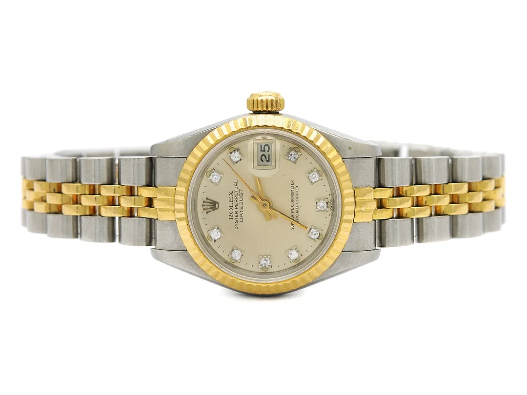 ROLEX, Oyster Perpetual, Datejust, Chronometer, Ref nr. 69173, Serie nr. 8262361, Cal 2135, Verk nr. 149263, Boett nr. 69000A, damur, 26 mm, stål/guld, automatisk, safirglas (skadat), datum, diamanturtavla (10 st, 8/8), skadad urtavla, Jubileelänk, viklås, Ref nr. 62523D-18-H11/468 B, ca 1983. — Klockor/Rolex — Kaplans