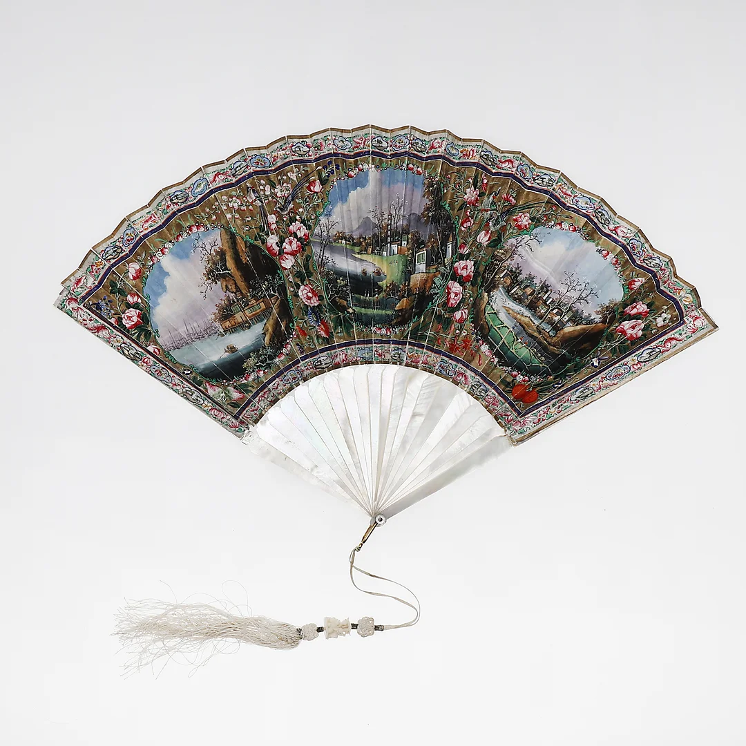 Chinese fan with mother-of-pearl sticks and wallpaper leaves, 19th Century. — Asiatica — Balclis