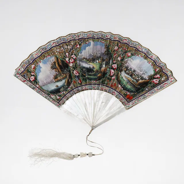 Chinese fan with mother-of-pearl sticks and wallpaper leaves, 19th Century.