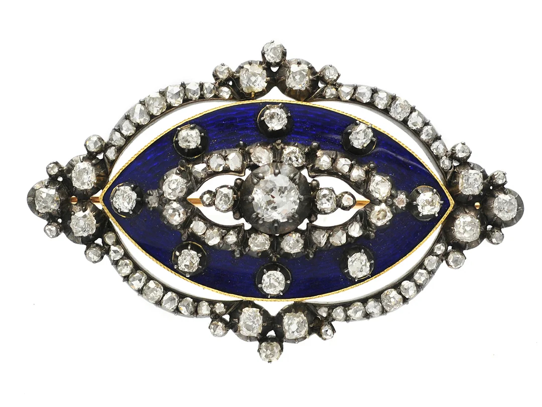 BROSCH, 14K guld/silver, blå emalj, gammal och rosenslipade diamanter ca 2,5 ct, troligen Frankrike, 1800-talets andra hälft, 5,8x3,7 cm, vikt 16,2 g, säkerhetskedja i gulmetall, mittstenen skadad. — Smycken/Brosch — Kaplans