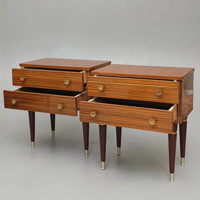 PAREJA DE MESITAS AUXILIARES. APLACADAS DE RAÍZ CON DETALLES DE LATÓN DORADO. AÑOS 60-70.