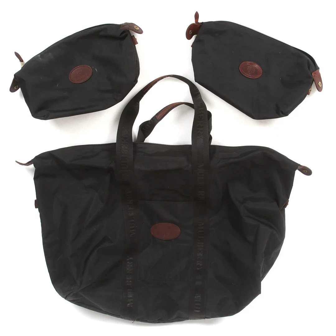 MULBERRY, Holdall, samt 2 necessärer, nylon, England, 19/2000-tal. — Vintage & Designer Fashion — Stadsauktion Sundsvall