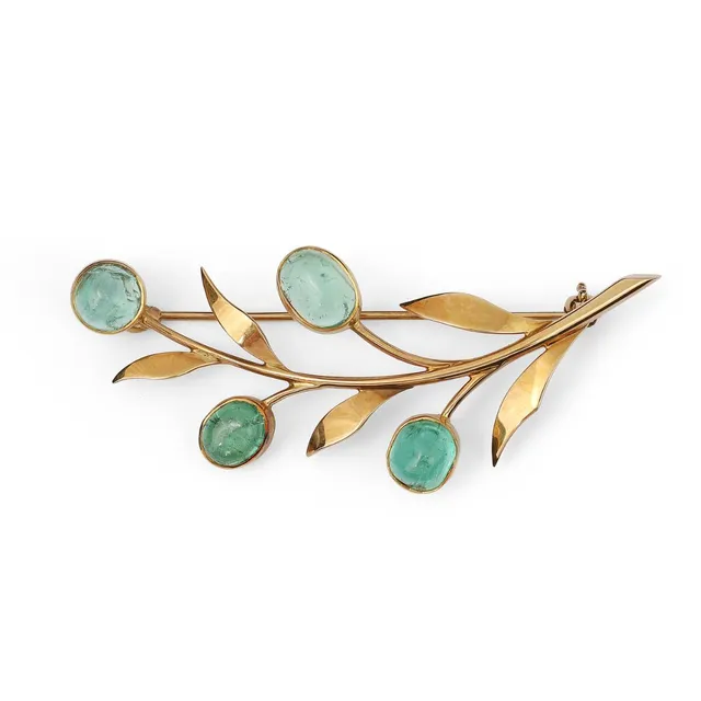 An emerald brooch set with four cabochon emeralds, mounted in 14k gold. Weight app. 7.5 g. L. 6.1 cm.