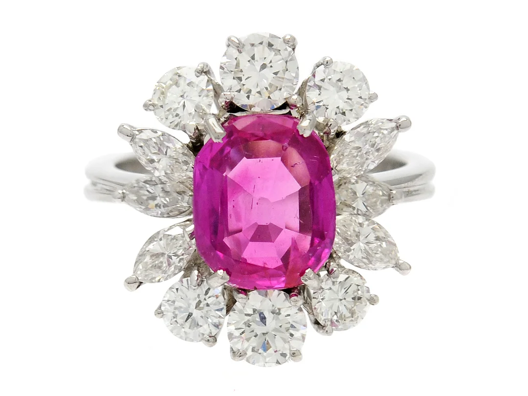 CARMOSÉRING, 18K vitguld, intensivt rosa safir ca 1,86 ct, briljant- och navettslipade diamanter ca 2,00 ctv, ca TW-W/VS, stl 16,75 mm, vikt 6,1 g. — Smycken/Carmoséring — Kaplans