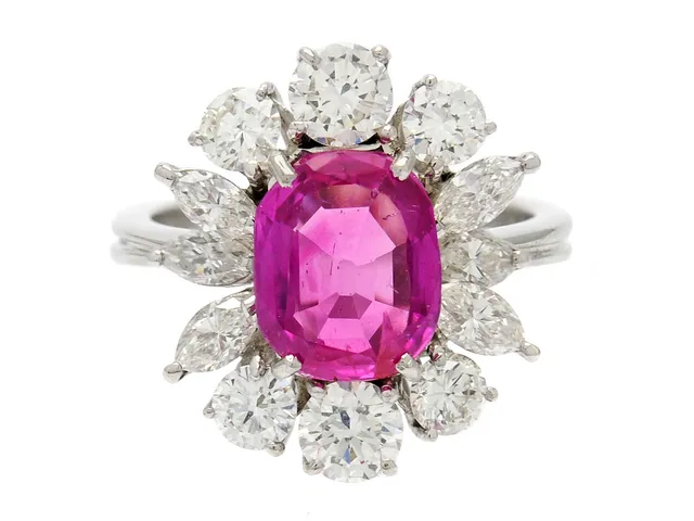 CARMOSÉRING, 18K vitguld, intensivt rosa safir ca 1,86 ct, briljant- och navettslipade diamanter ca 2,00 ctv, ca TW-W/VS, stl 16,75 mm, vikt 6,1 g.