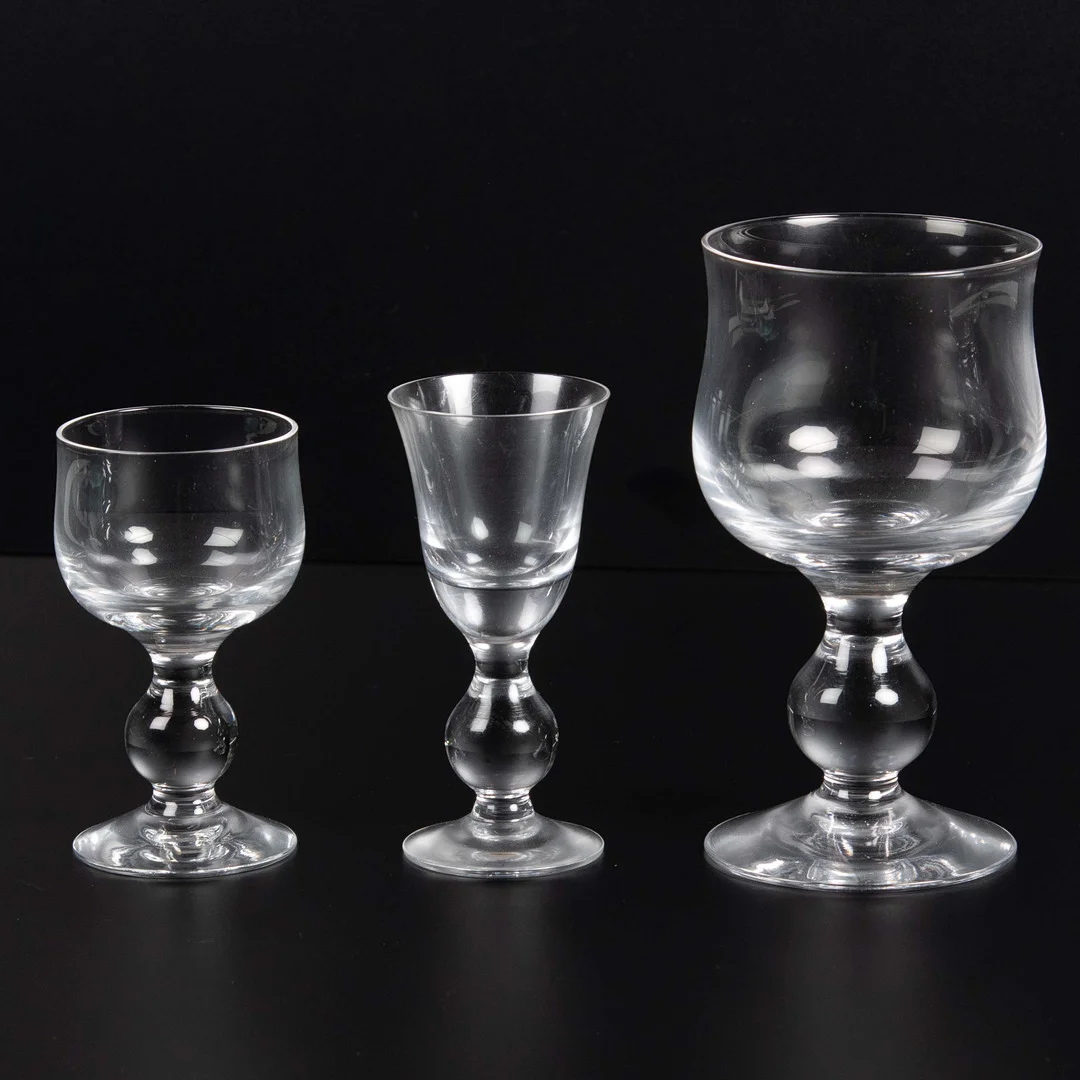 ERIK HÖGLUND. Kosta Boda "H 40" 31 delar glas. — Tableware — Laholms Auktionskammare