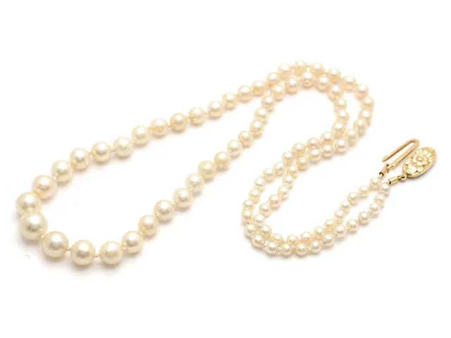 PÄRLCOLLIER, odlade pärlor ca 3,5-8,0 mm, doserat, lås i 18K guld, Ceson Göteborg 1951, längd 52 cm.