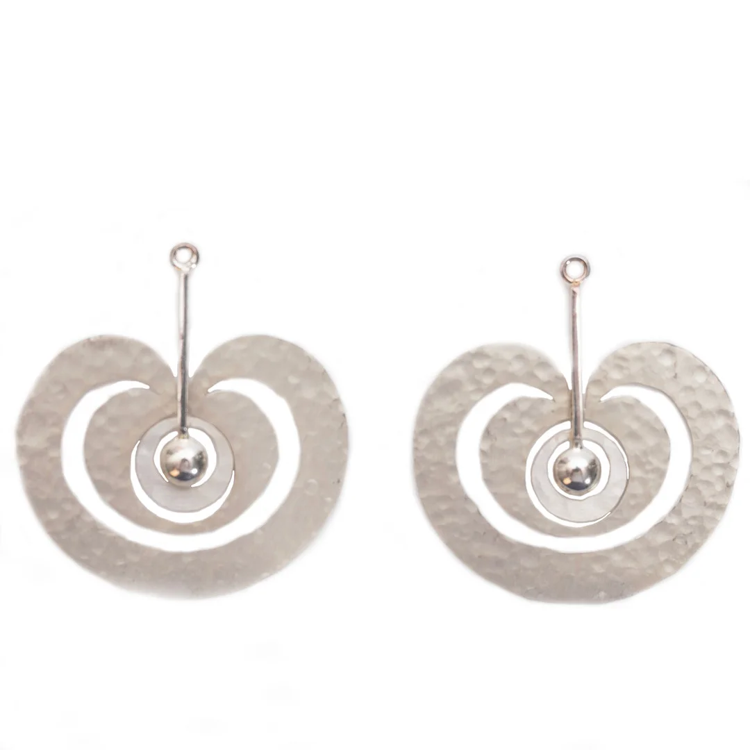TAPIO WIRKKALA. Örhänge, två stycken, "Omena" (Äpple), sterlingsilver, Kultakeskus, 1975. — Earrings — Stockholms Auktionsverk Göteborg