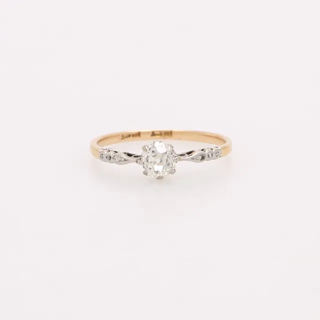 SOLITÄRRING MED DIAMANT.