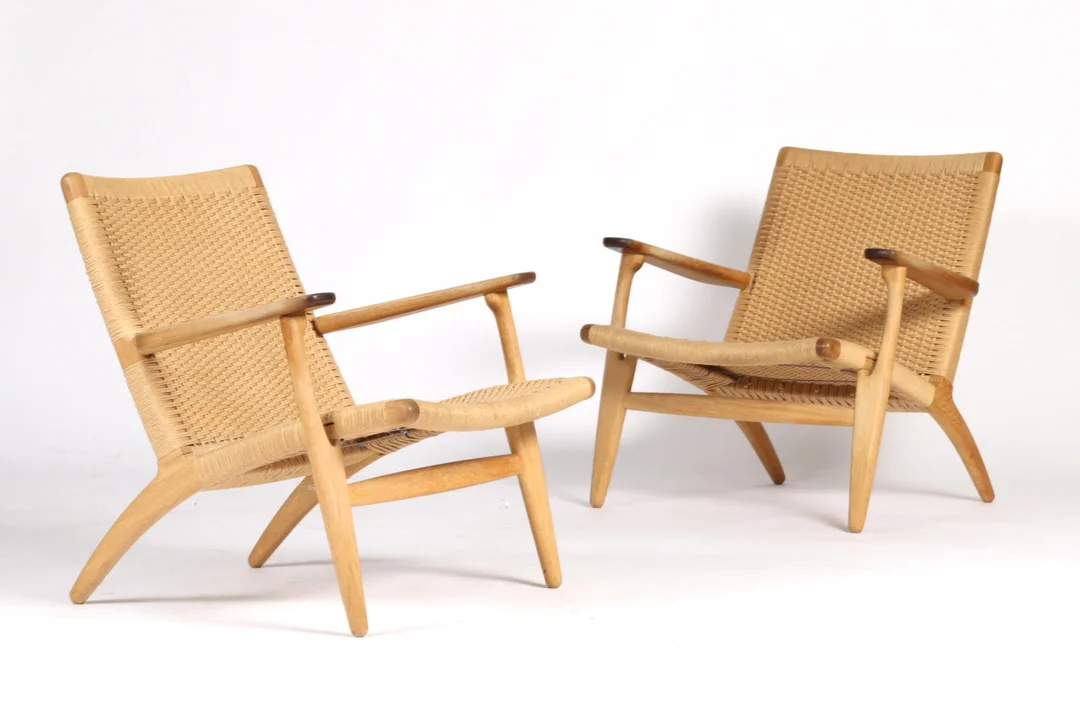 Hans J. Wegner. A pair of oak armchairs/chairs, model CH25 (2) — Furniture/Lounge chairs — Lauritz