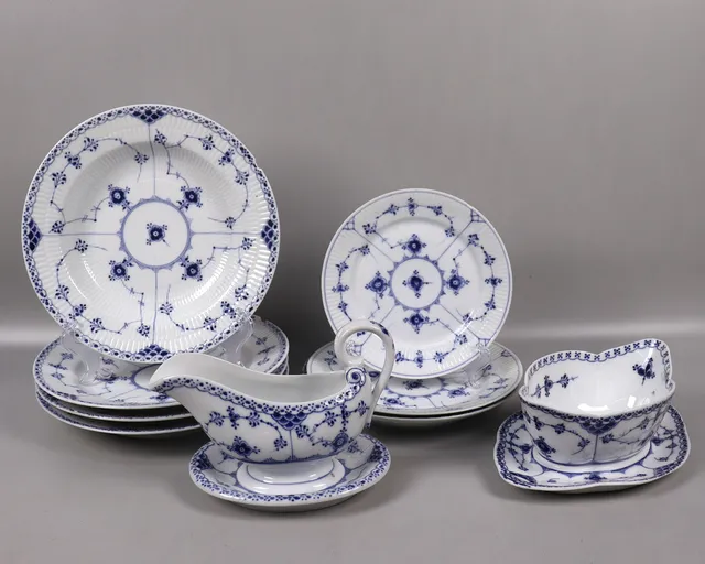 ROYAL COPENHAGEN, "Musselmalet", diverse servisdelar, alla har skador, 9st.