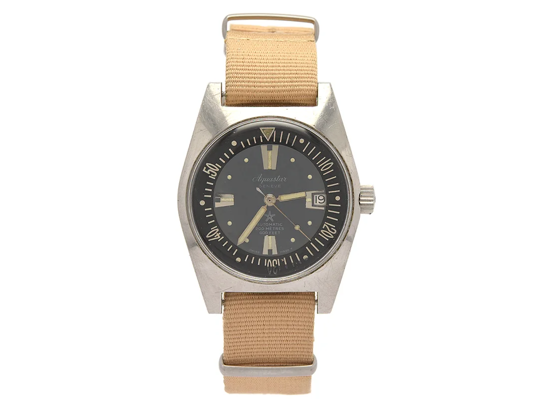 AQUASTAR, Genève, (200 Mètres / 600 Feet), "Monsieur X´s collection - Diving watches from the 1960s and 70s", Cal AS 1700/01, Serie nr. 266372, Boett nr. 1701, herrur, 37 mm, stål, automatisk, plexiglas, datum, skadad urtavla, vridbar innerring, NATO-band, ca 1970. — Klockor/Aquastar — Kaplans