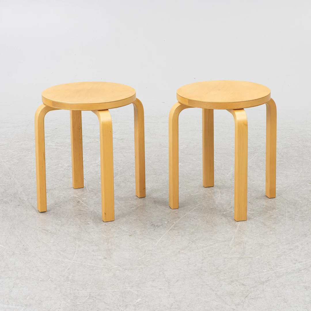 Alvar Aalto, pallar, ett par, modell E60, Artek, Finland. — Design/Möbler — Bukowskis