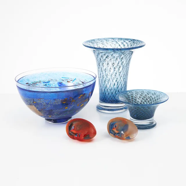 BERTIL VALLIEN. Skulpturer, 2 st, vas, skålar, 2 st, bl.a. "Satelite", glas, Kosta Boda.