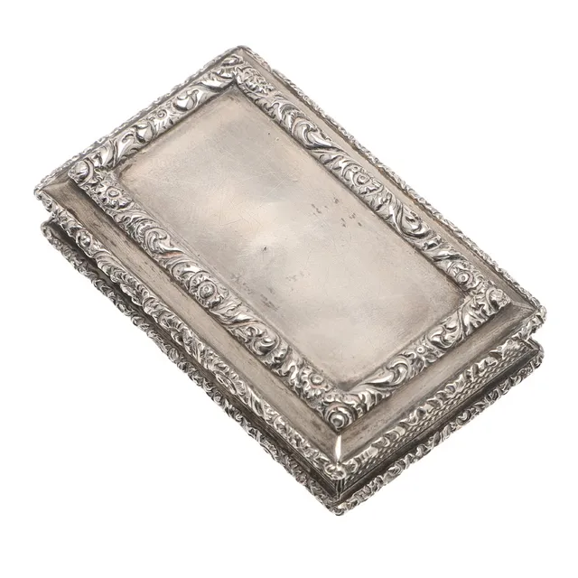 A GEORGE IV SILVER SNUFF BOX.