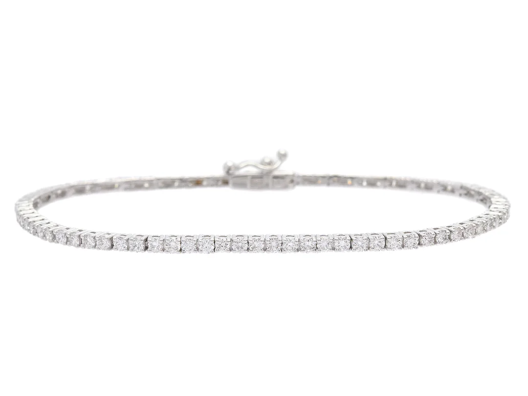 TENNISARMBAND, 18K vitguld, 77 briljantslipade diamanter ca 2,31 ctv, ca TW-TCr/VS-SI, längd 17,5 cm, vikt 6,8 g. — Smycken/Armband — Kaplans