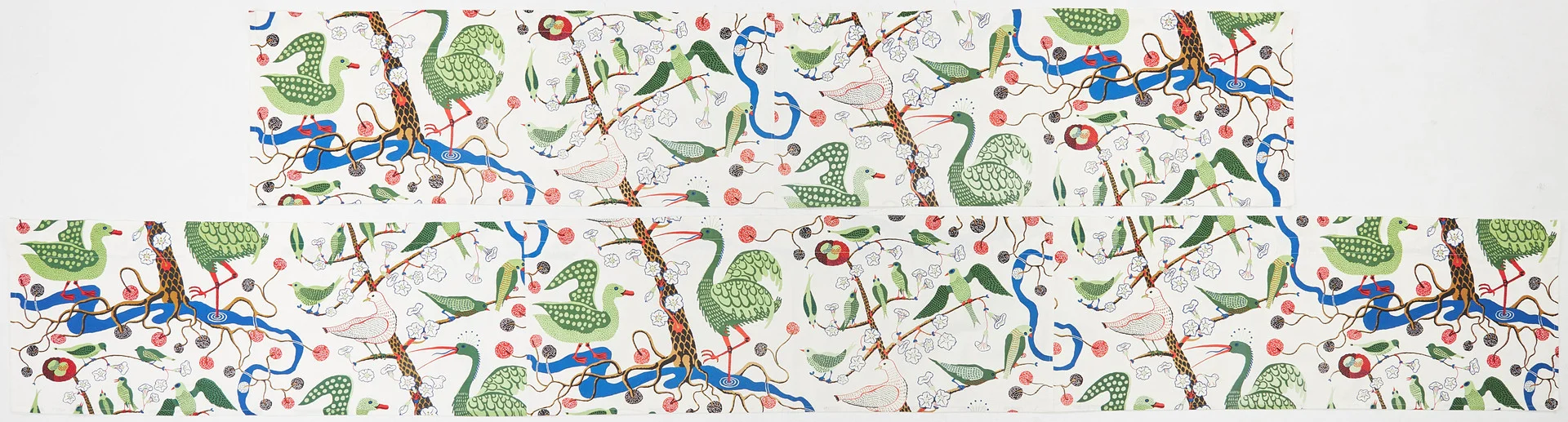 JOSEF FRANK. Gardinkappor, 2 st, "Gröna fåglar", bomullstyg, Firma Svenskt Tenn. — Textiles — Stockholms Auktionsverk Sickla