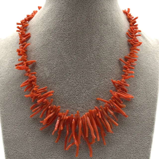 COLLIER AUS ROTER KORALLE, EINREIHIG, VERSILBERTER KARABINER VERSCHLUSS, 20. JAHRHUNDERT, CA. 41 CM.