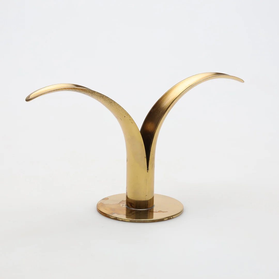 IVAR ÅLENIUS BJÖRK. LJUSSTAKE "Liljan" Ystad Metall. — Candlesticks — Höörs Auktionshall