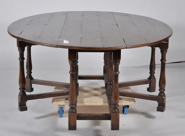 AN OAK DROP LEAF DINING TABLE.
