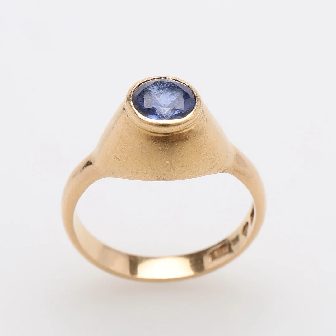RING, 18K GULD & SAFIR, H. HELLSTRÖM, MOTALA, 1933, TOTALT 4,7 GRAM. — Rings — Crafoord Auktioner Lund