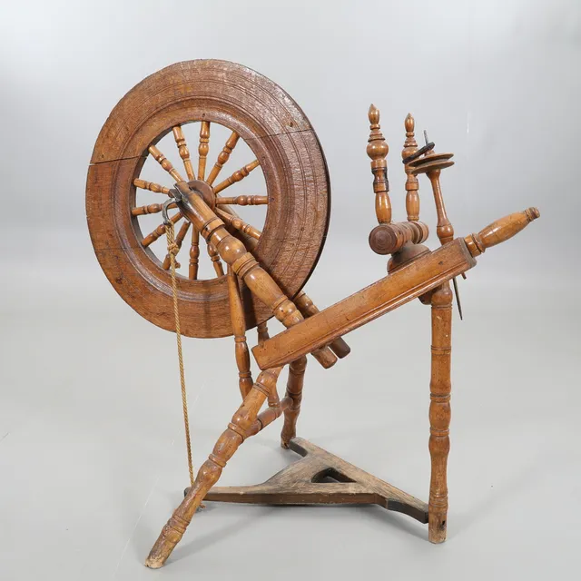SPINNROCK, Fint allmogearbete. 1800 talets mitt, märkt NSS.