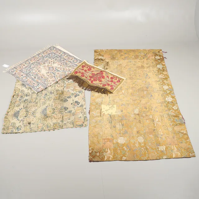 A PANEL OF 19TH CENTURY WOVEN SILK.