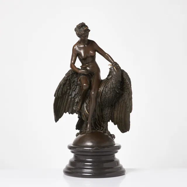 MAX MILO (FRANKRIKE, FÖDD 1938). EFTER. Skulptur, föreställande kvinna och örn, patinerad brons, på stensockel, signerad i godset.