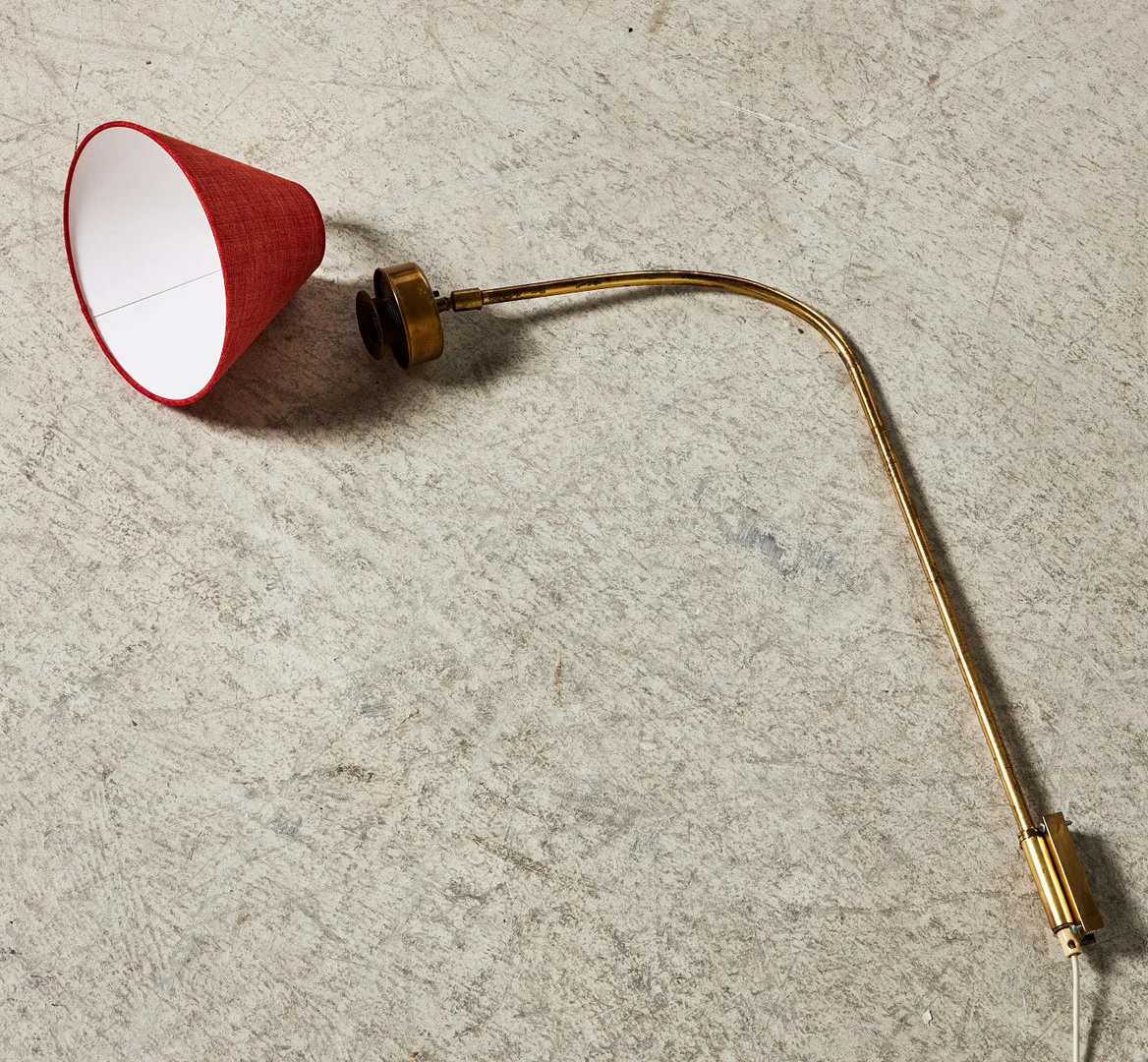 JOSEF FRANK. Vägglampa, modell 2484, Firma Svenskt Tenn, mässing, med slät textilskärm. — Wall Lights — Stockholms Auktionsverk Sickla