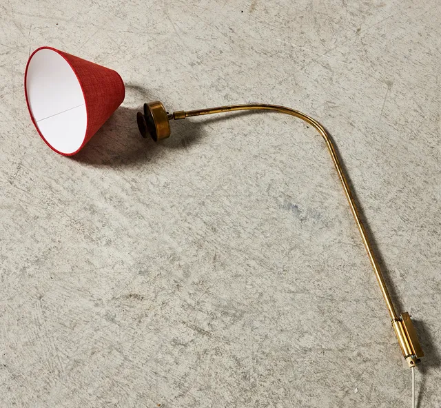 JOSEF FRANK. Vägglampa, modell 2484, Firma Svenskt Tenn, mässing, med slät textilskärm.