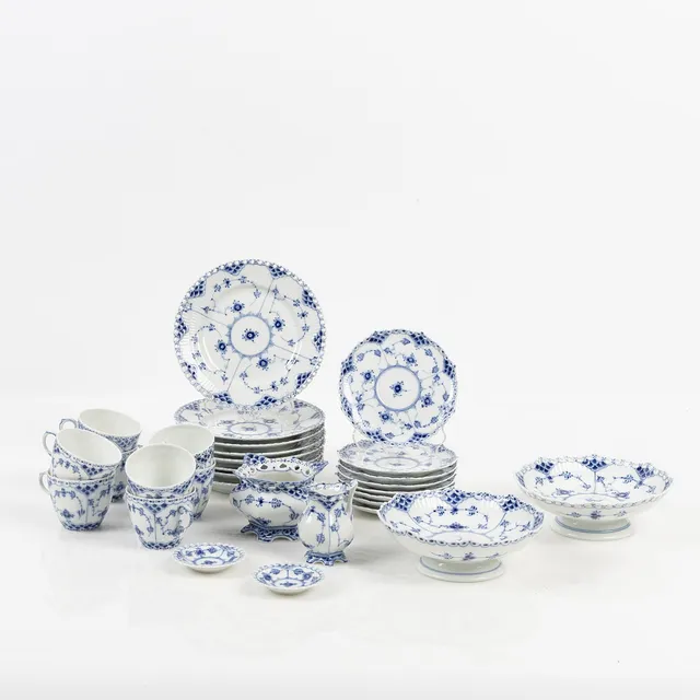 ROYAL COPENHAGEN, Servis "Musselmalet", helblond / halvblond, porslin, 30 delar.