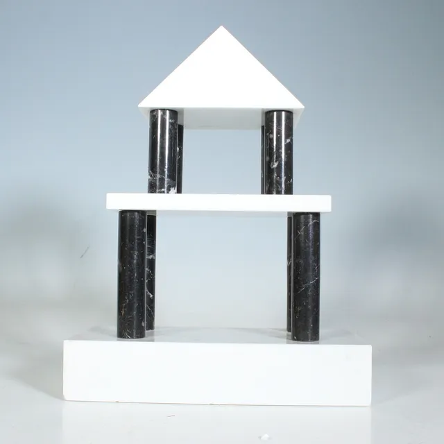 ETTORE SOTTSASS. Architekturmodell, Modell '' Timpano '' , um 1986 für die "Micro Architecture" Serie.
