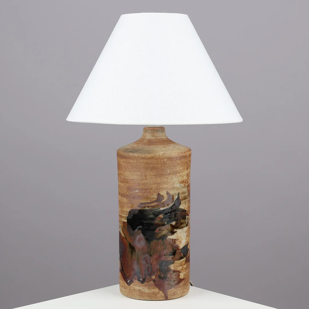 CONNY WALTHER (1931-2019). Bordlampe af delvist glaseret stentøj, eget værksted, Danmark, 1900 tallets anden halvdel. — Table Lamps — Palsgaard Kunstauktioner