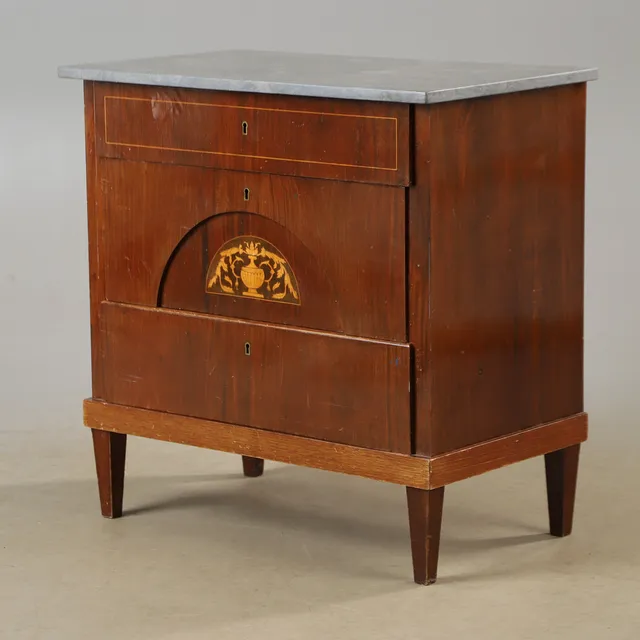 BYRÅ, 3-lådig, mahogny med stenskiva, empirestil.