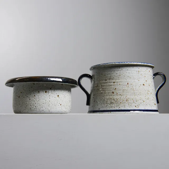 JACKIE LYND. Skålar, 2 st, chamotterat stengods, Rörstrand.