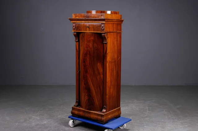Christian VIII piedestalskab af mahogni, 1800-tallets midte