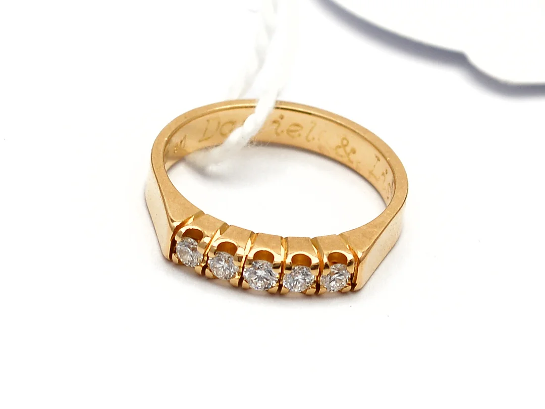 Ring 18K 3,9g Ø16¼, graverad med diamanter 1xca.0,05ct 4xca.0,04ct — Smycken/Ring — Kaplans